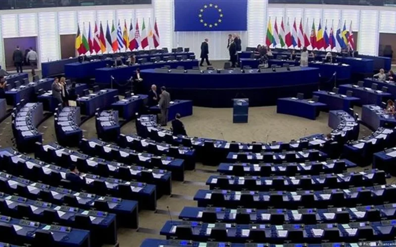 تشديد القواعد.. البرلمان الأوروبي يقر قائمة دول آمنة لترحيل المهاجرين رسميًا